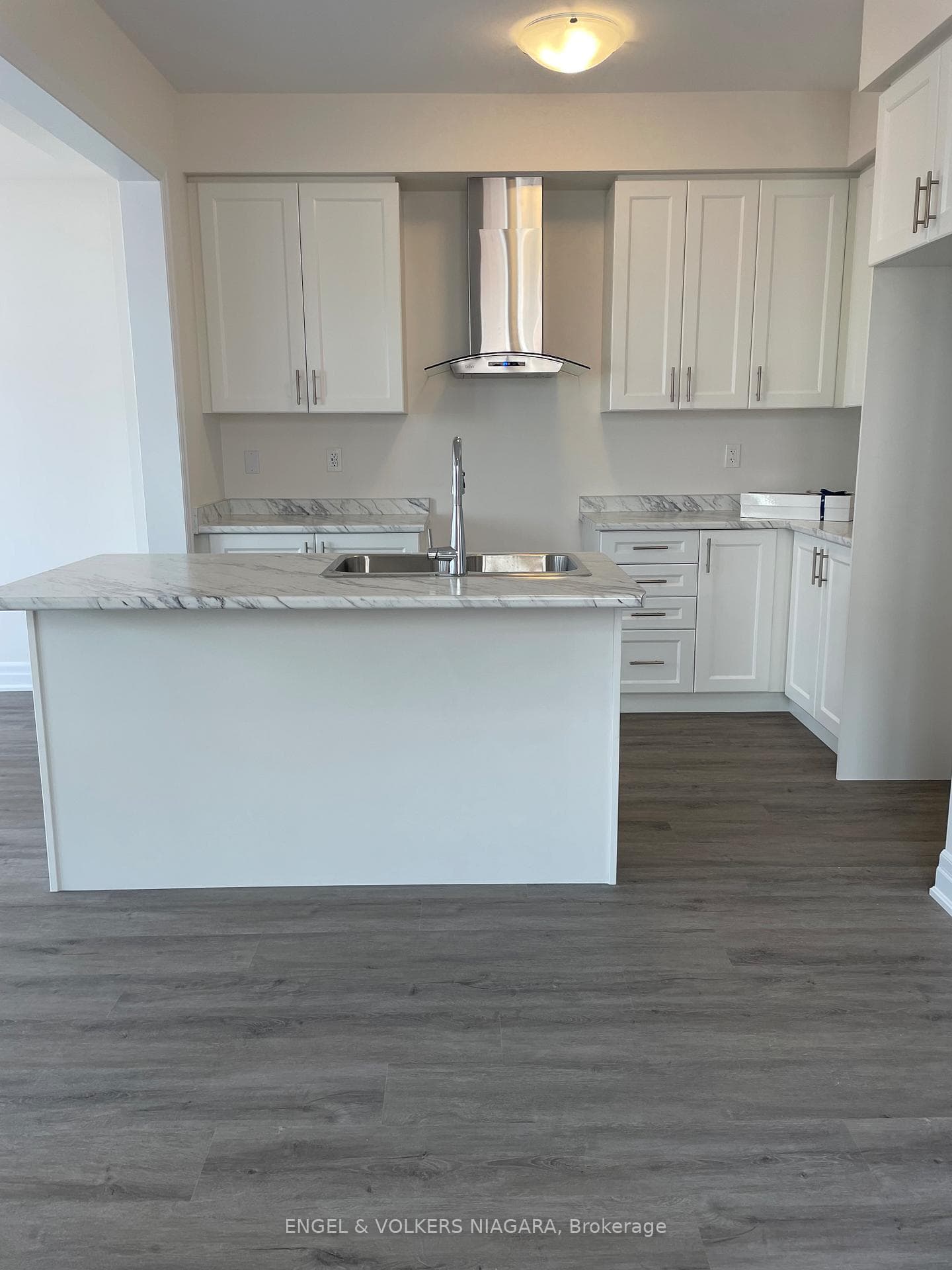 9266 Griffon Street photo 3