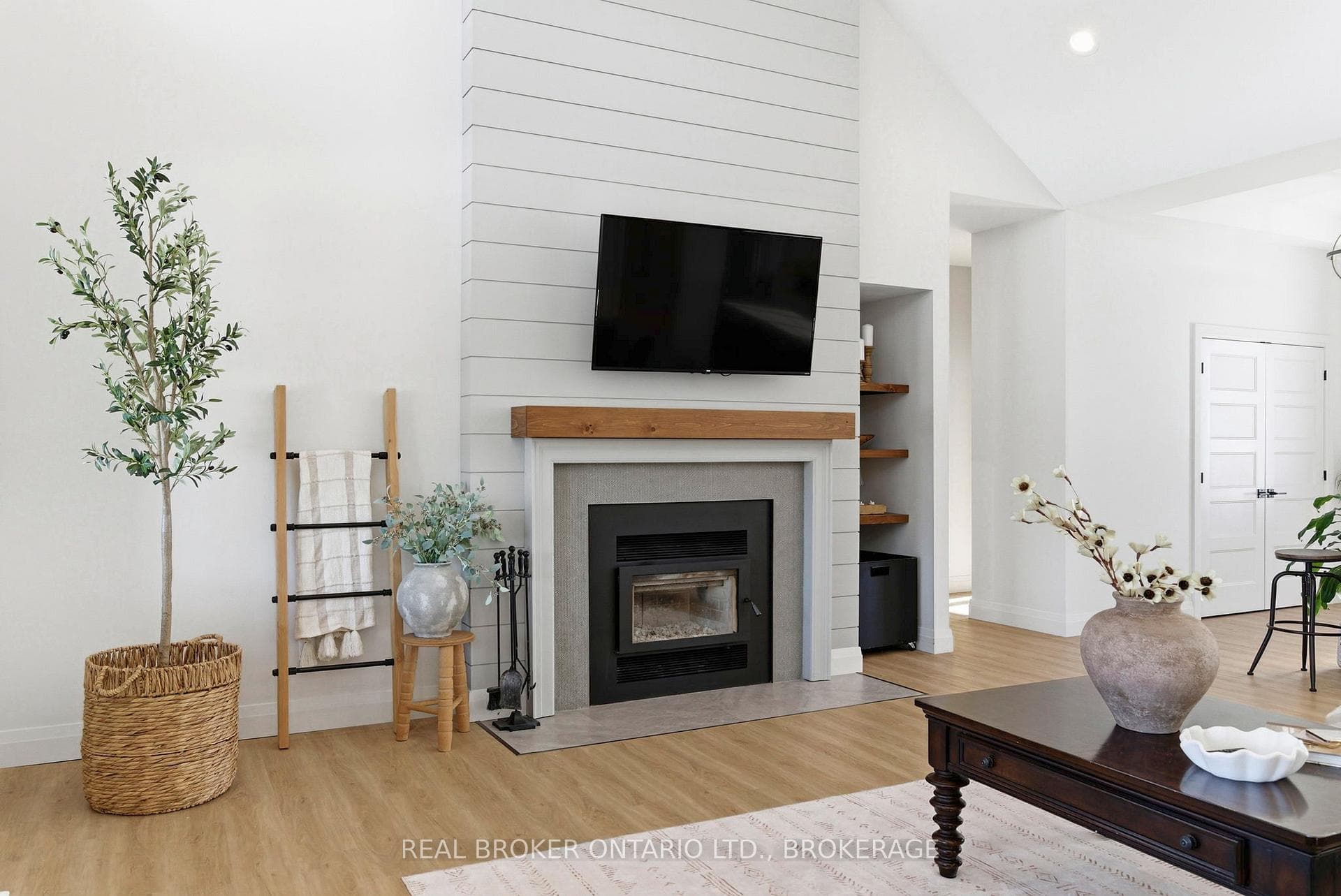 16119 Eamer Road photo 8