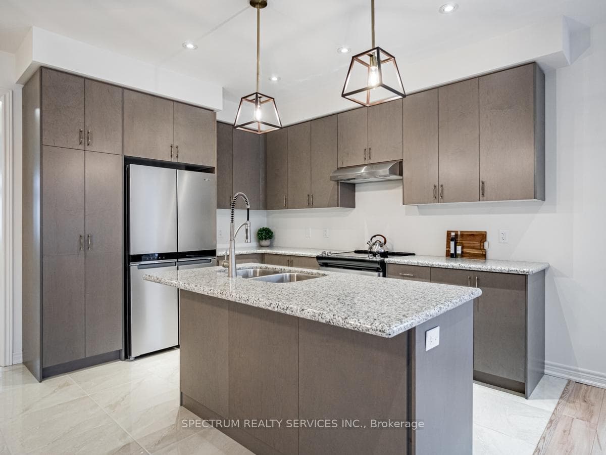 533 Dundas Street photo 8
