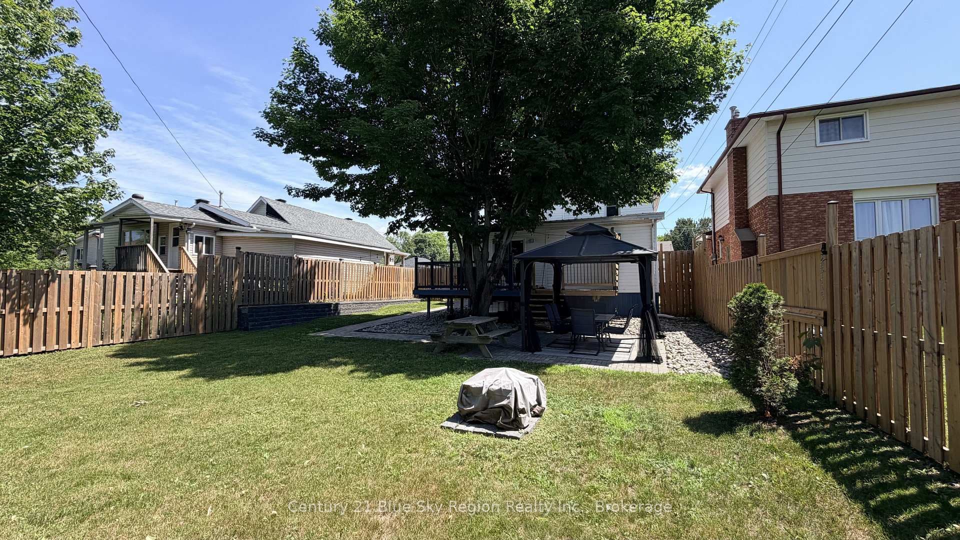 647 Douglas Street photo 33