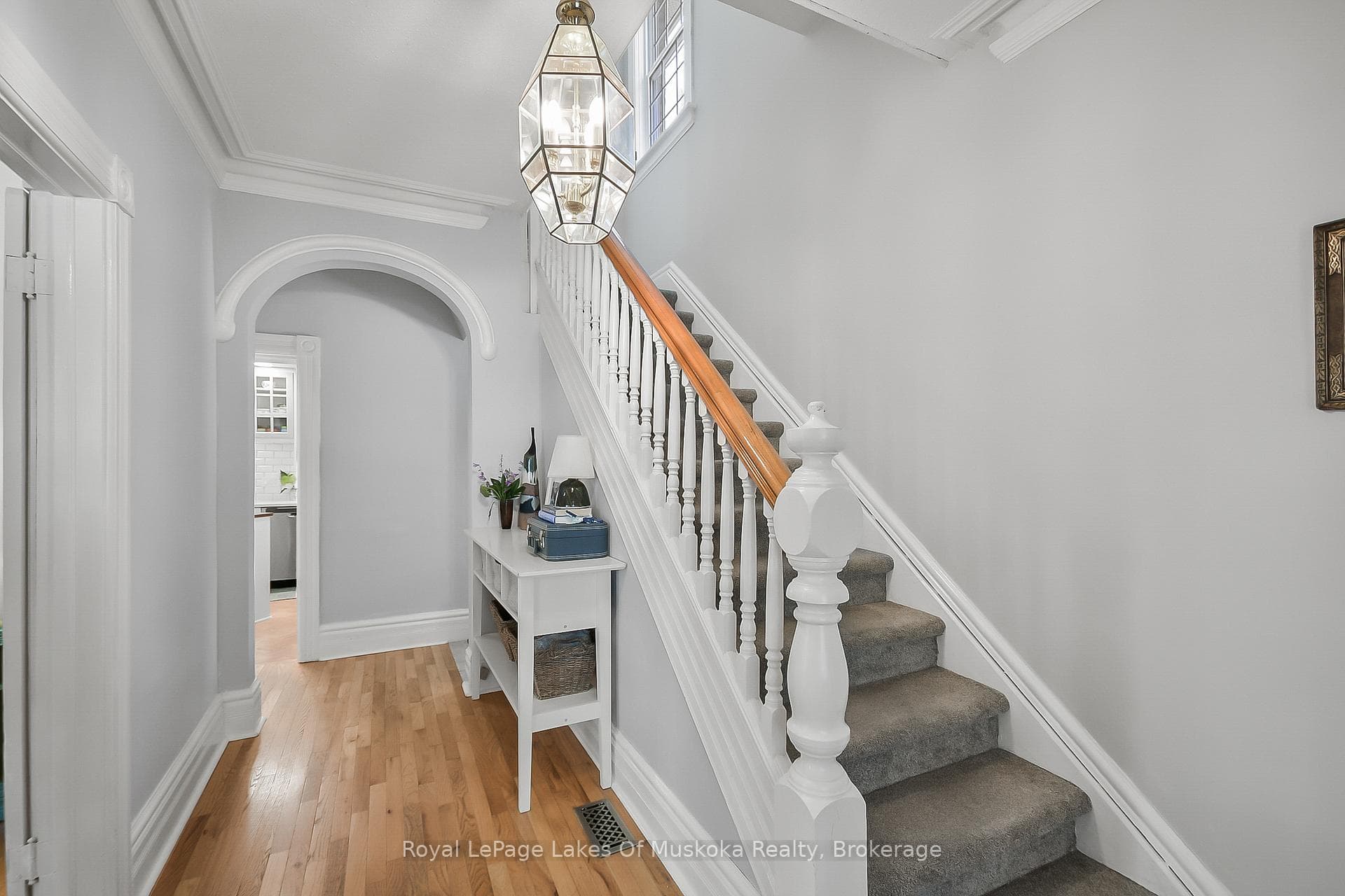 Soaring ceilings throughout, hard wood floorings
