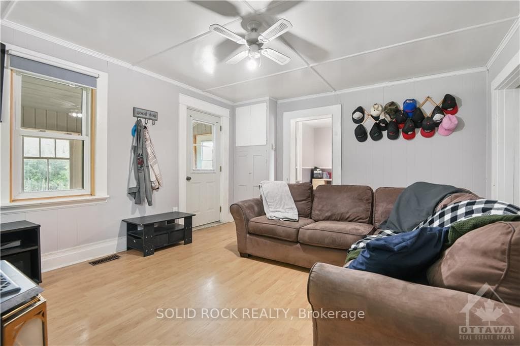 873 RAGLAN Street photo 14
