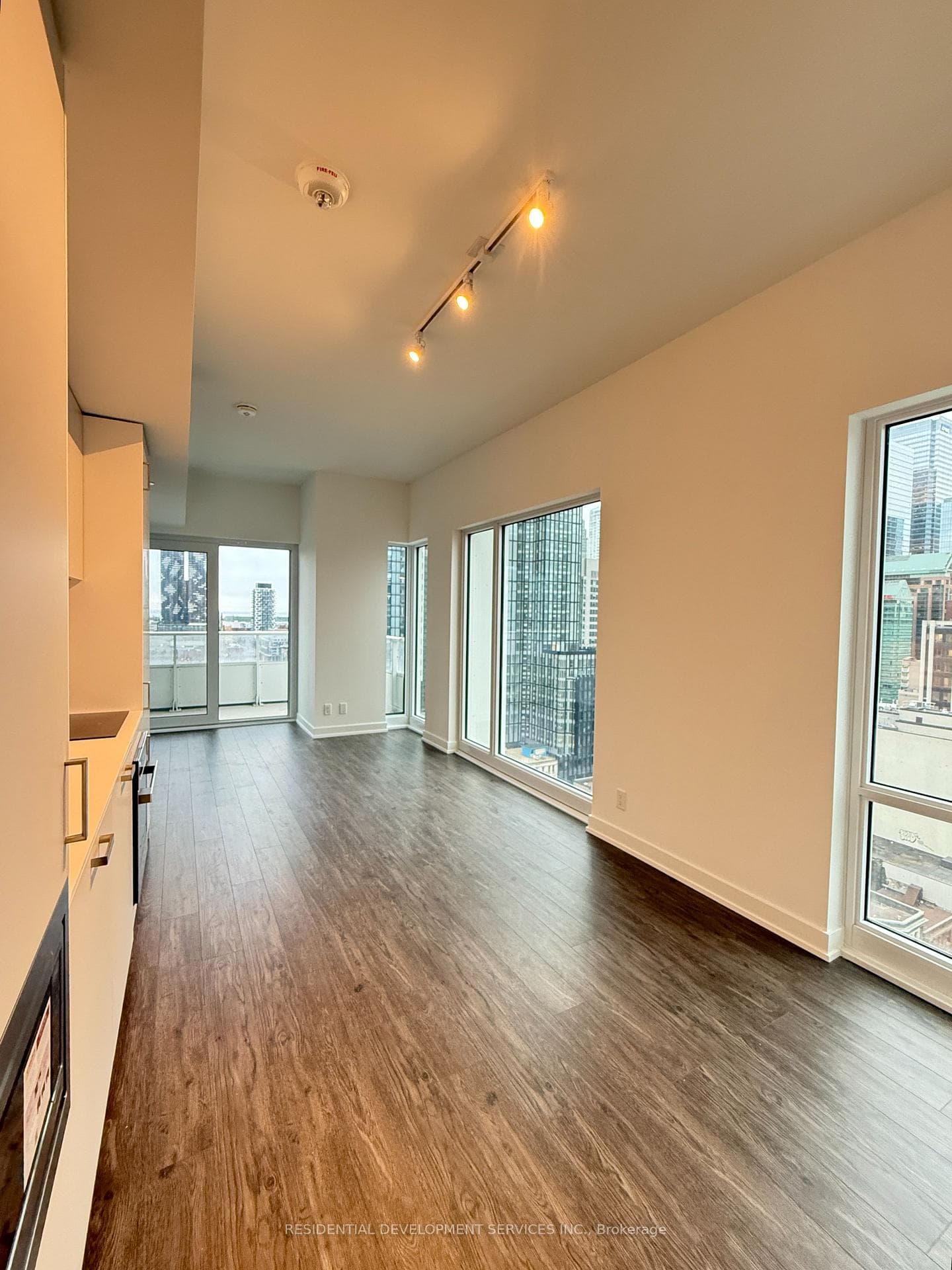 88 Queen Street Unit 1810 photo 4