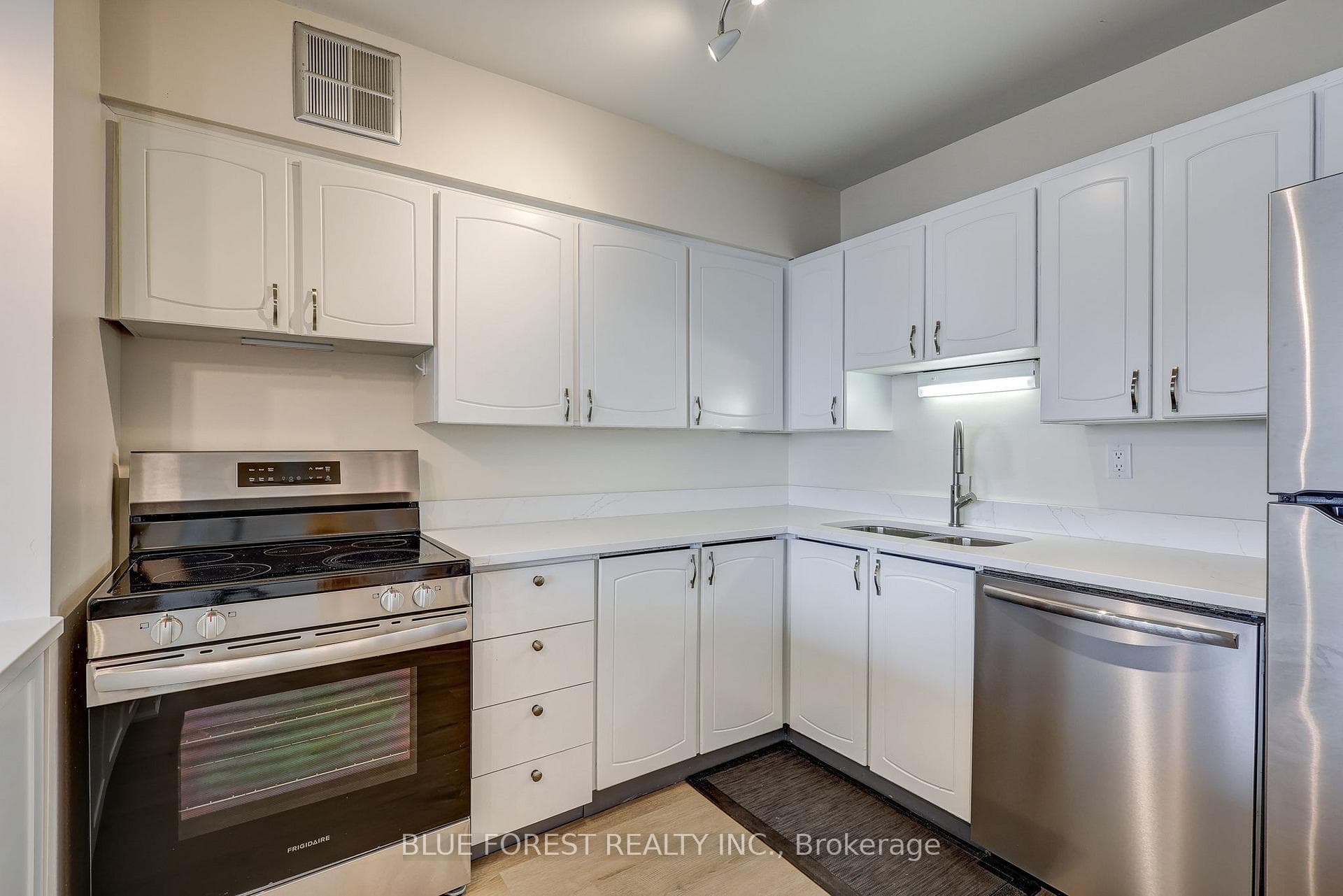 389 Dundas Street Unit 1705 photo 24