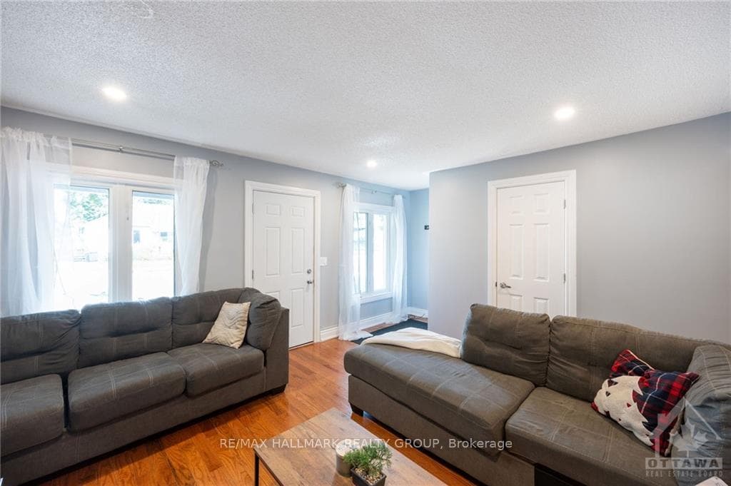 1183 LAURIER Street photo 5