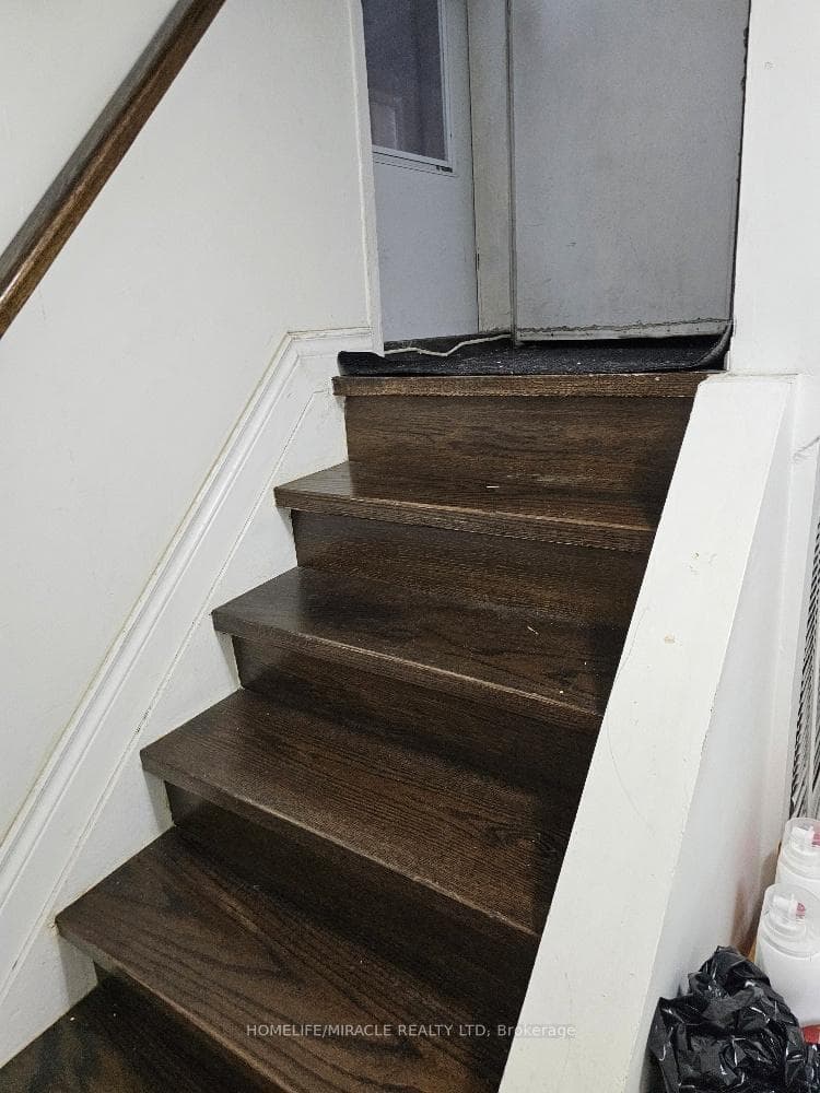 1382 Warden Avenue photo 4