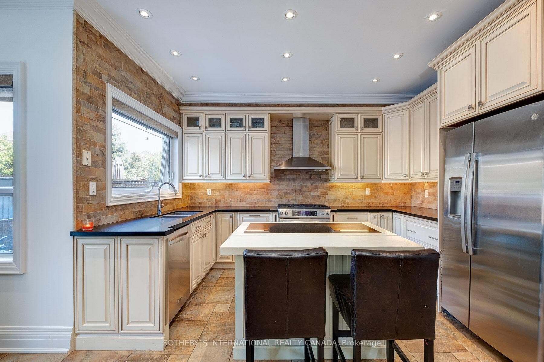 121 Kirkbride Crescent photo 8