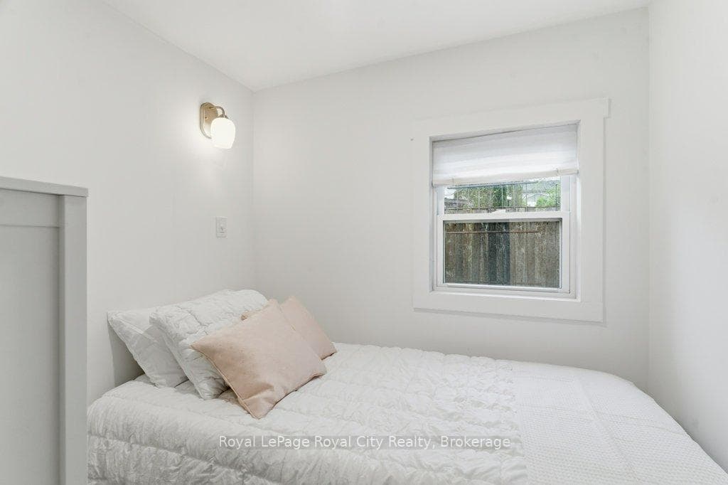 554 Woolwich Street photo 28