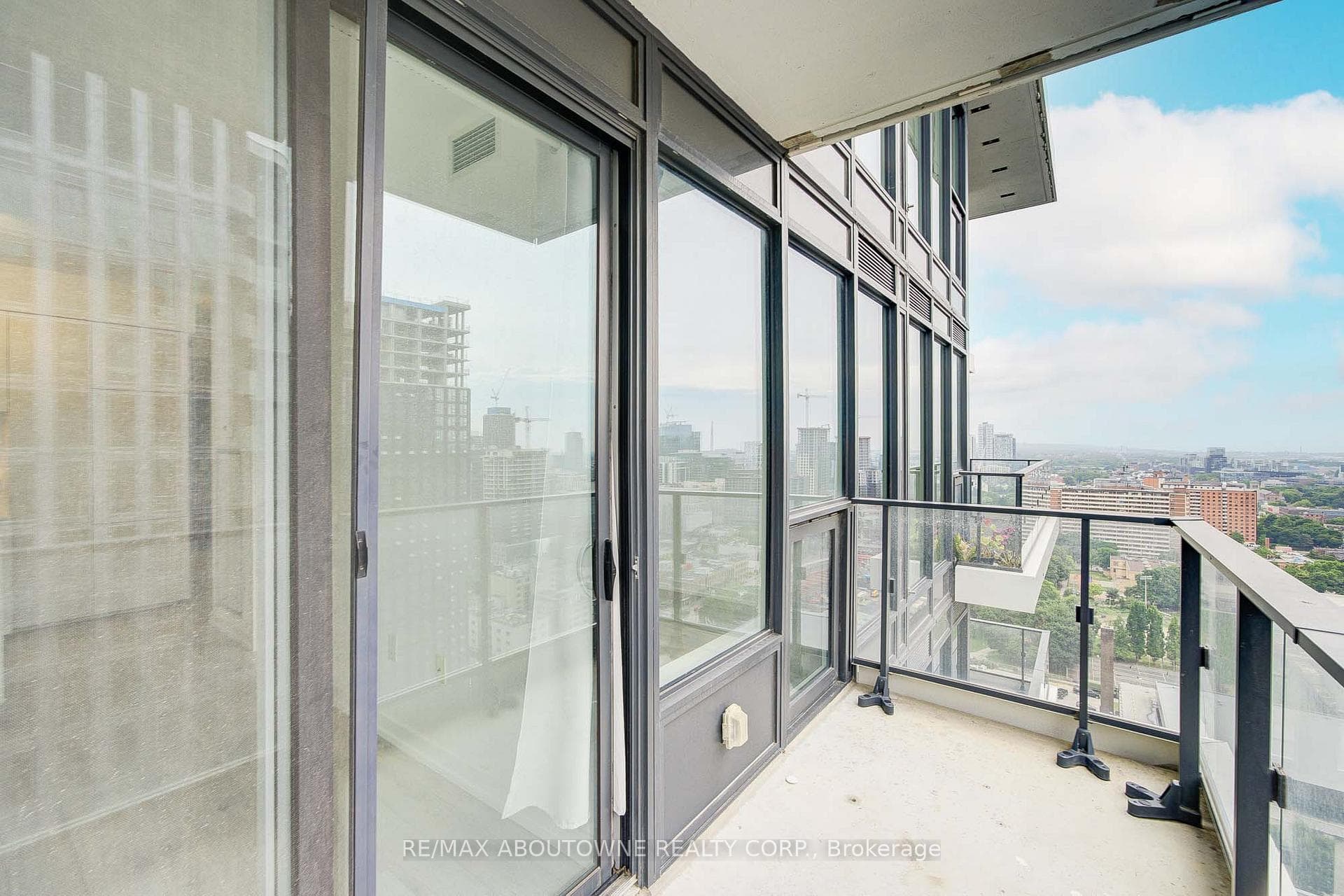 77 Shuter Street Unit 2905 photo 38