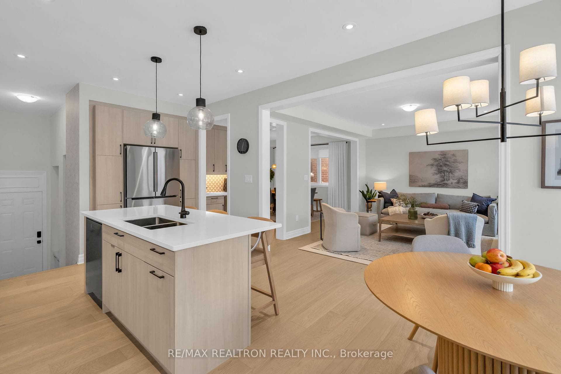 669 Newlove Street photo 23