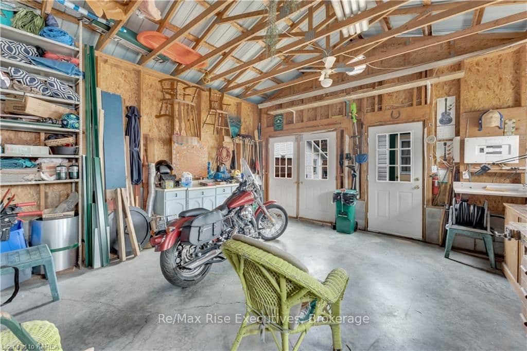 285 THOMAS Street photo 36