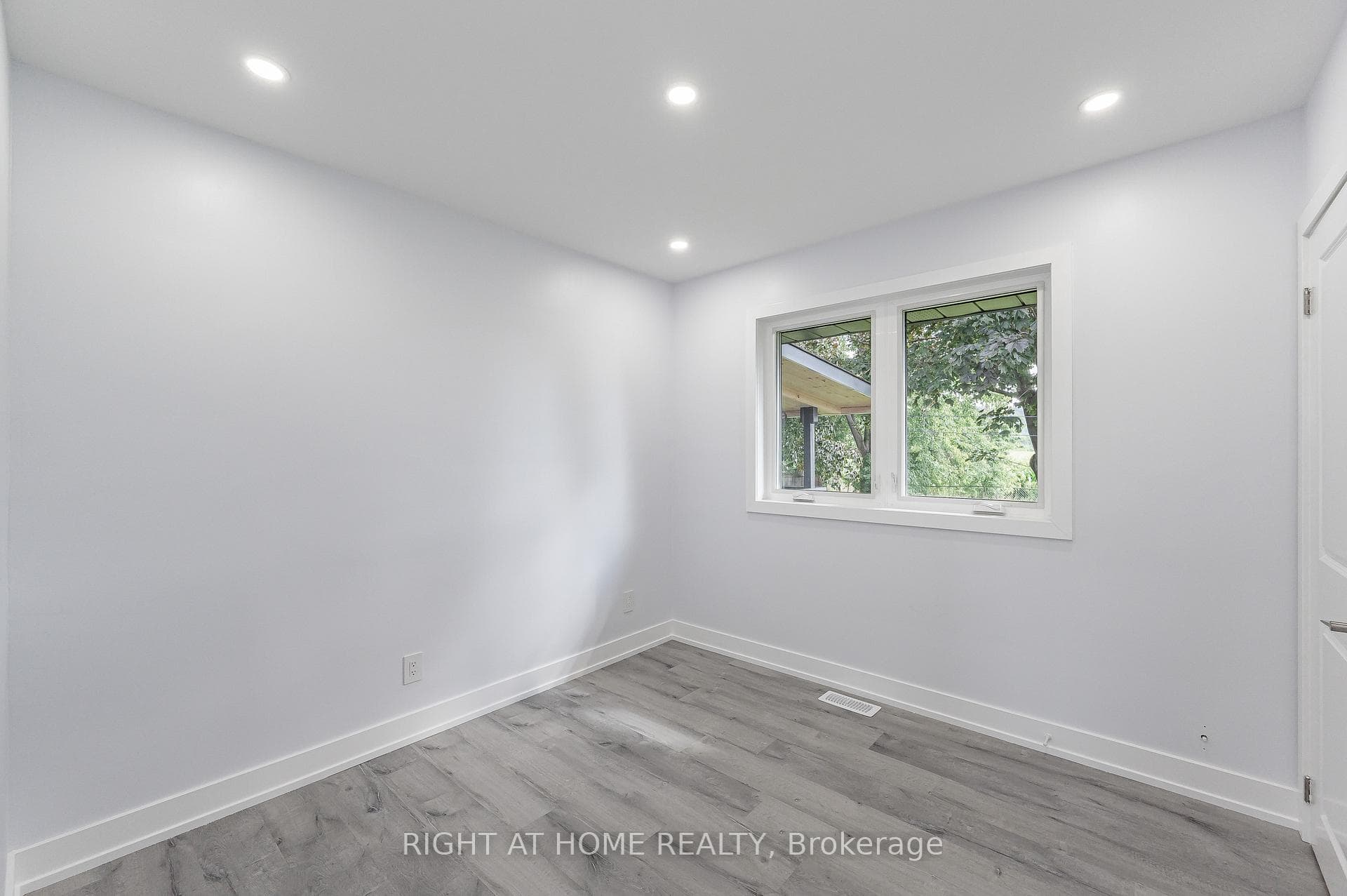 996 Barton Street photo 17
