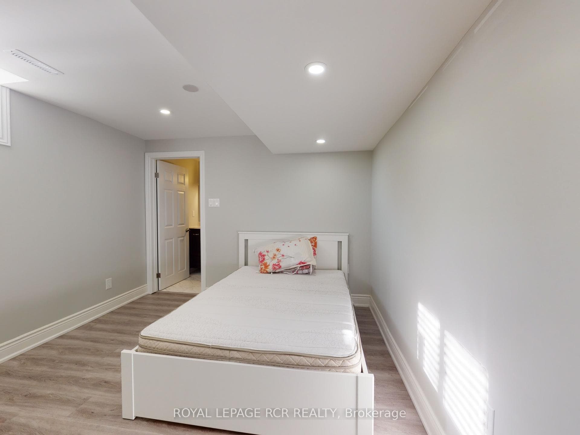 1 Meadowood Drive photo 15