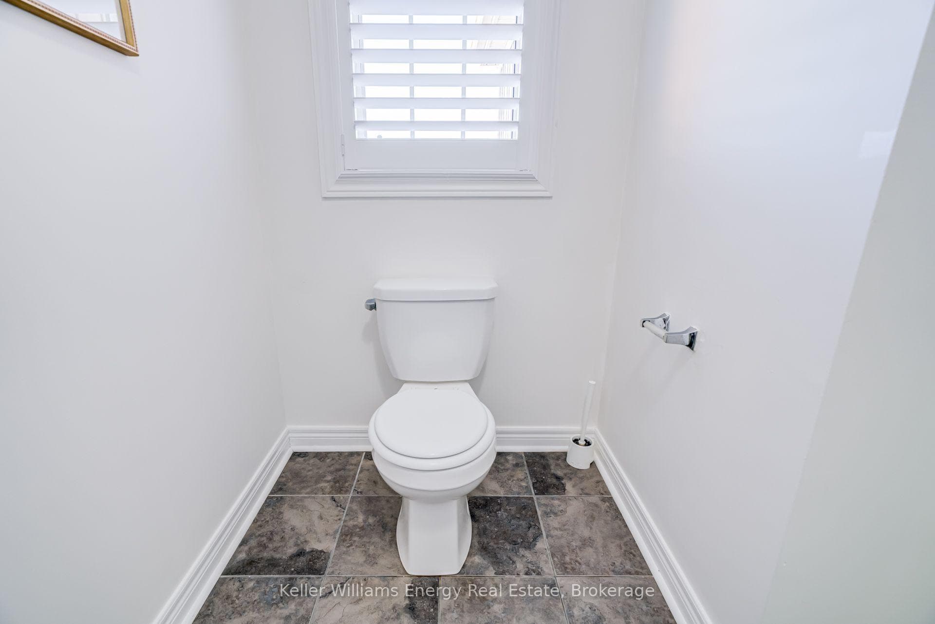 1342 Harlstone Crescent photo 32