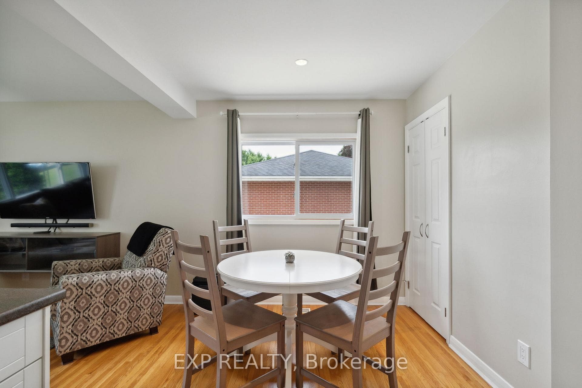 224 Irving Place photo 9