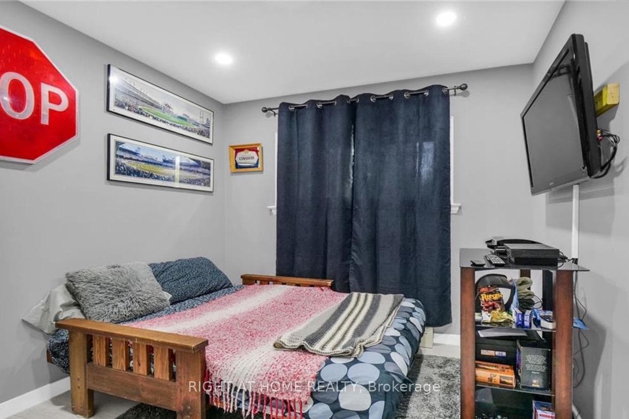 200 Renfro Crescent photo 12