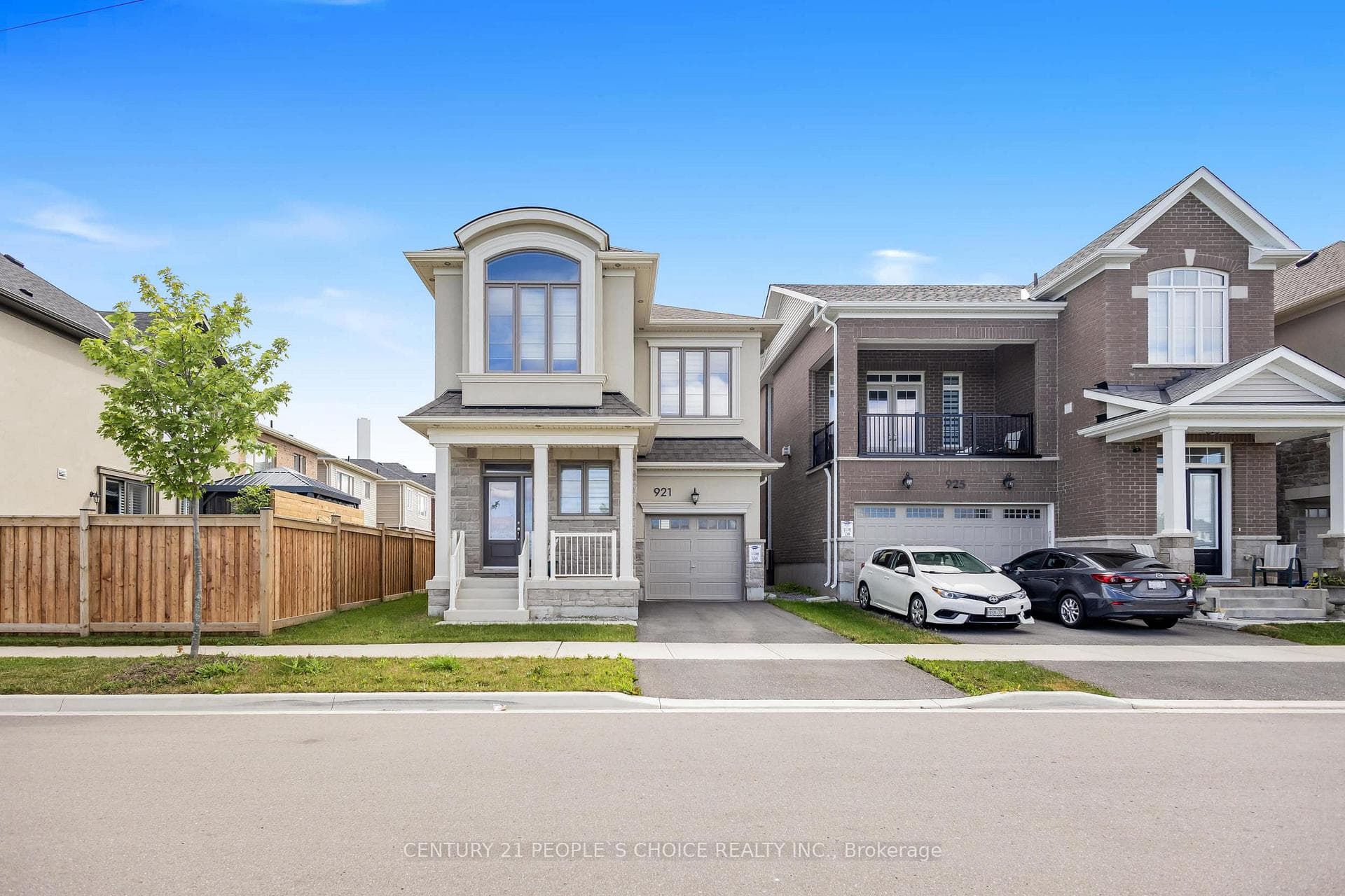 921 Hickory Crescent photo 1