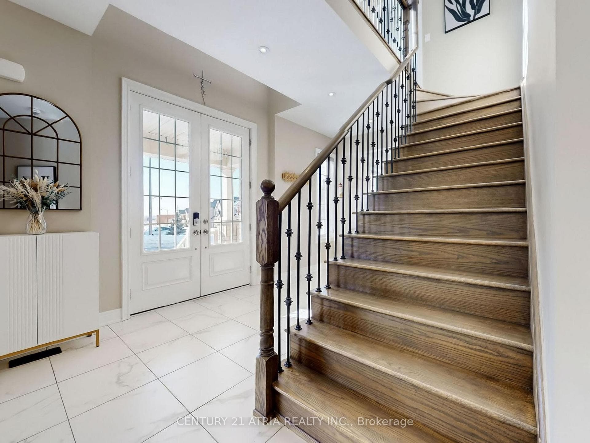 160 Mondial Crescent photo 3