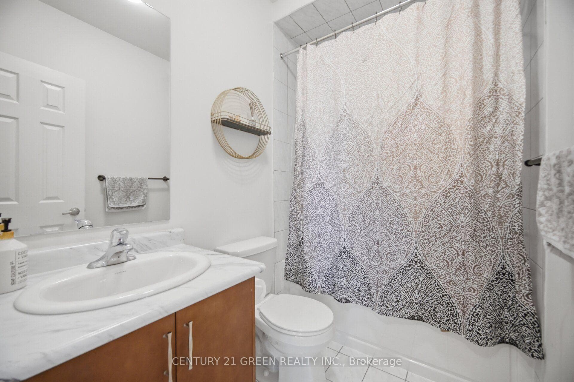 537 Dundas Street photo 30