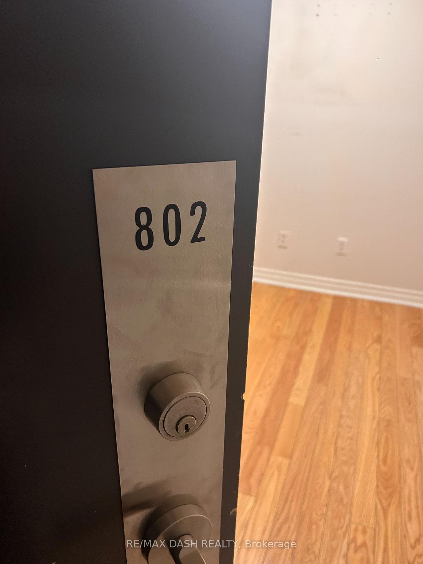 270 Wellington Street Unit 802 photo 3