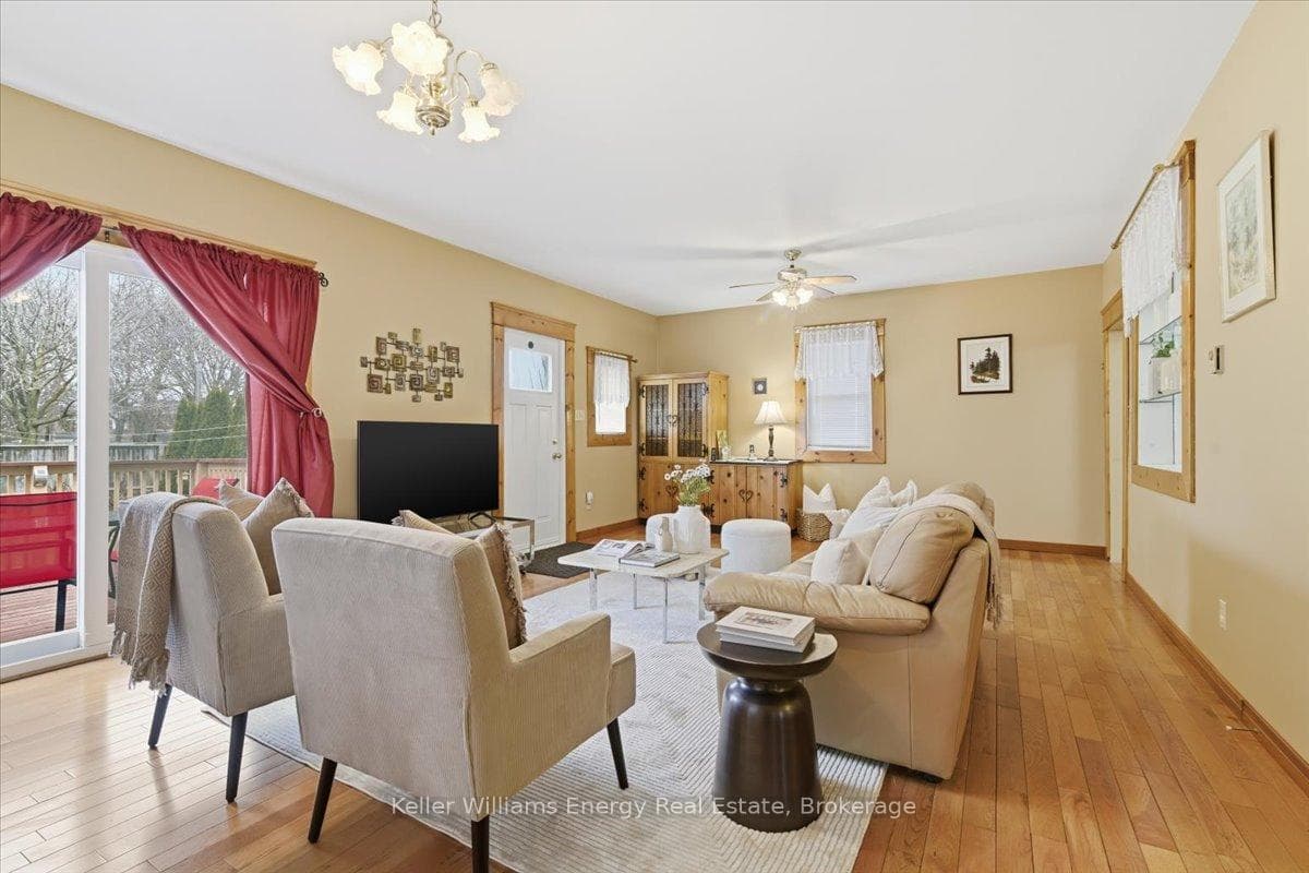 482 Simcoe Street photo 8