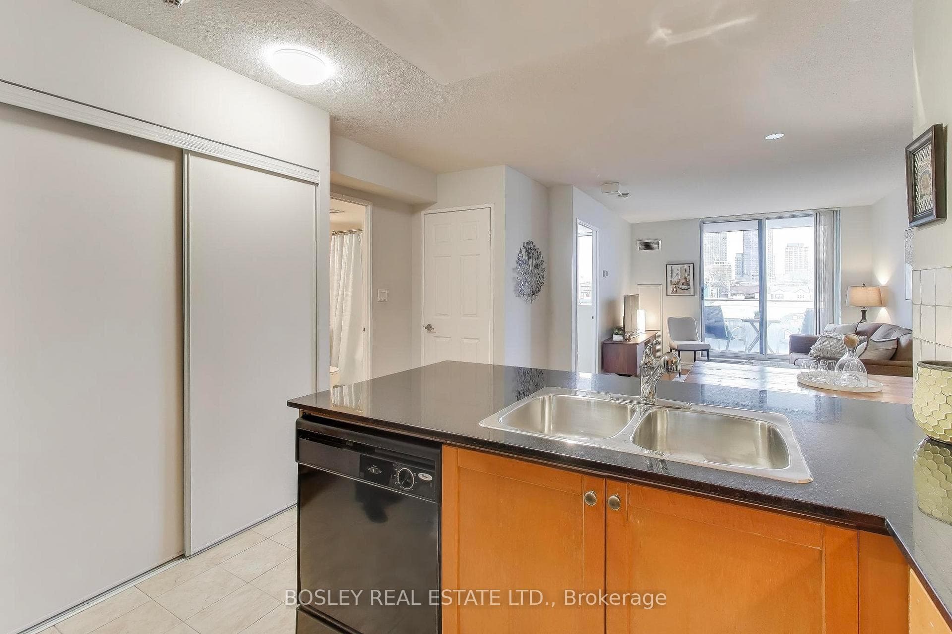 1369 Bloor Street Unit 303 photo 11