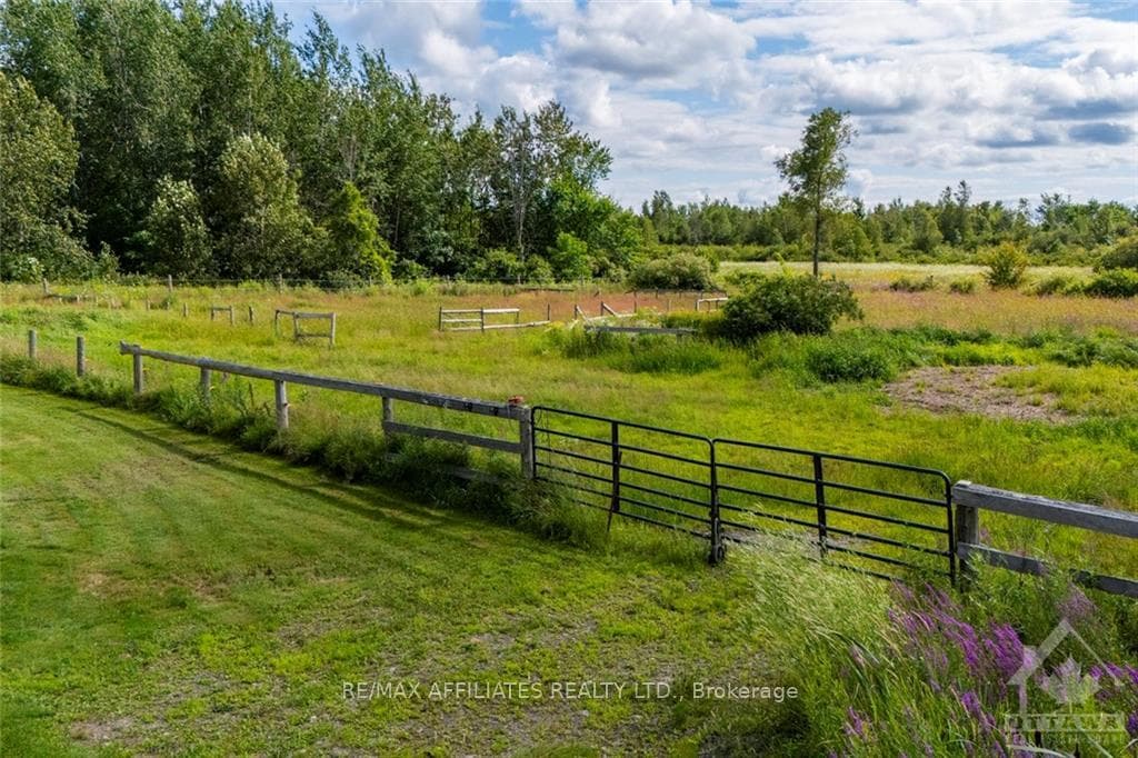 1570 LINDSAY Road photo 26