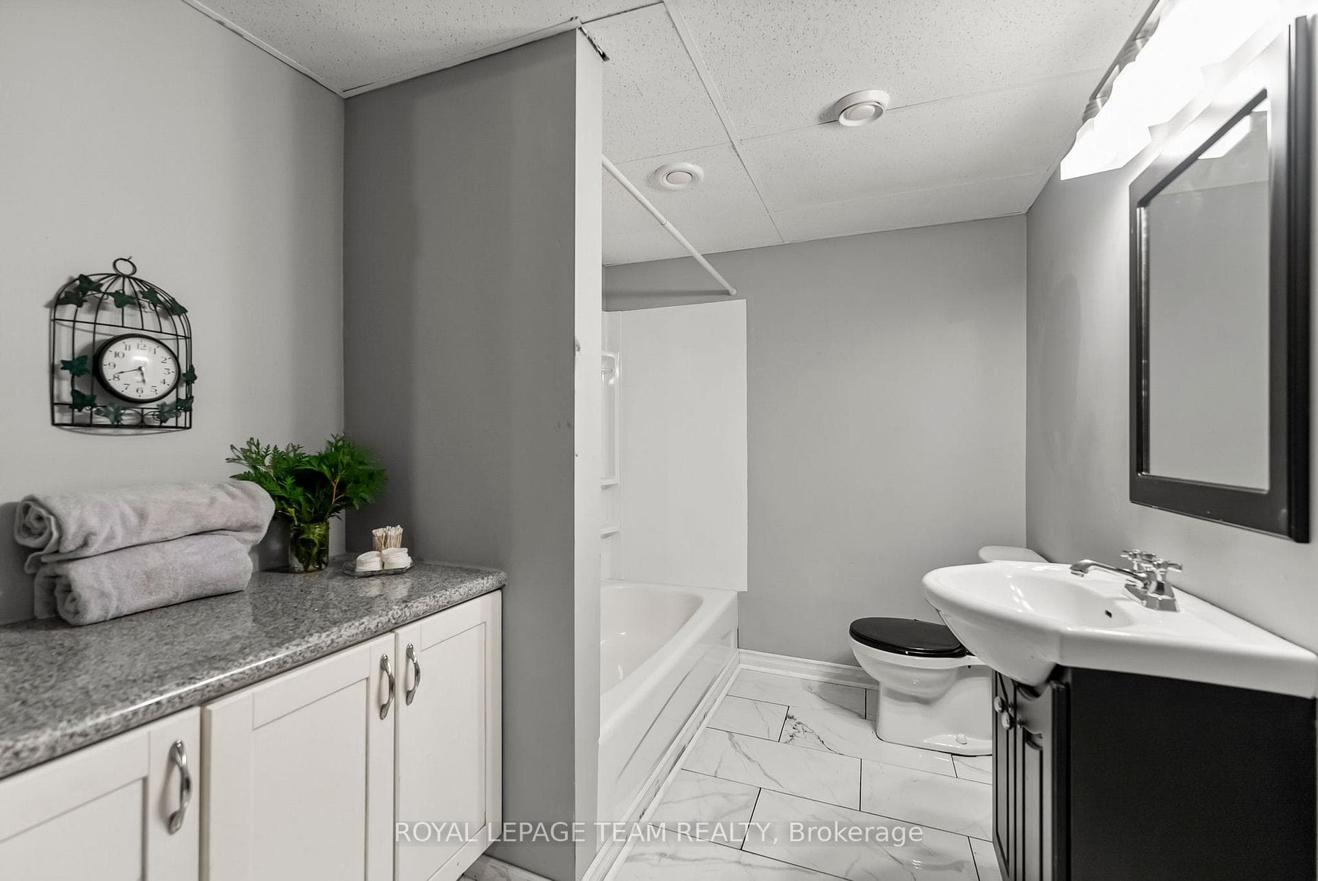 1349 Victoria Street photo 32