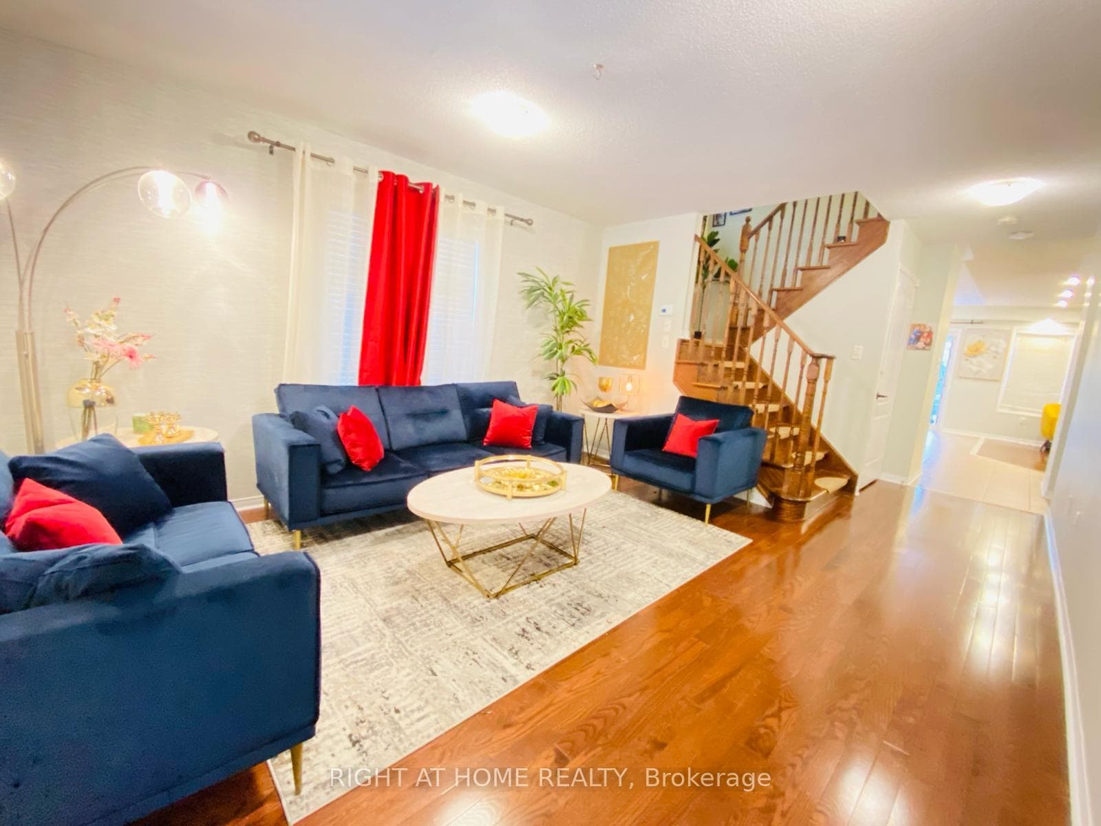 39 DECOURCY-IRELAND Circle photo 4