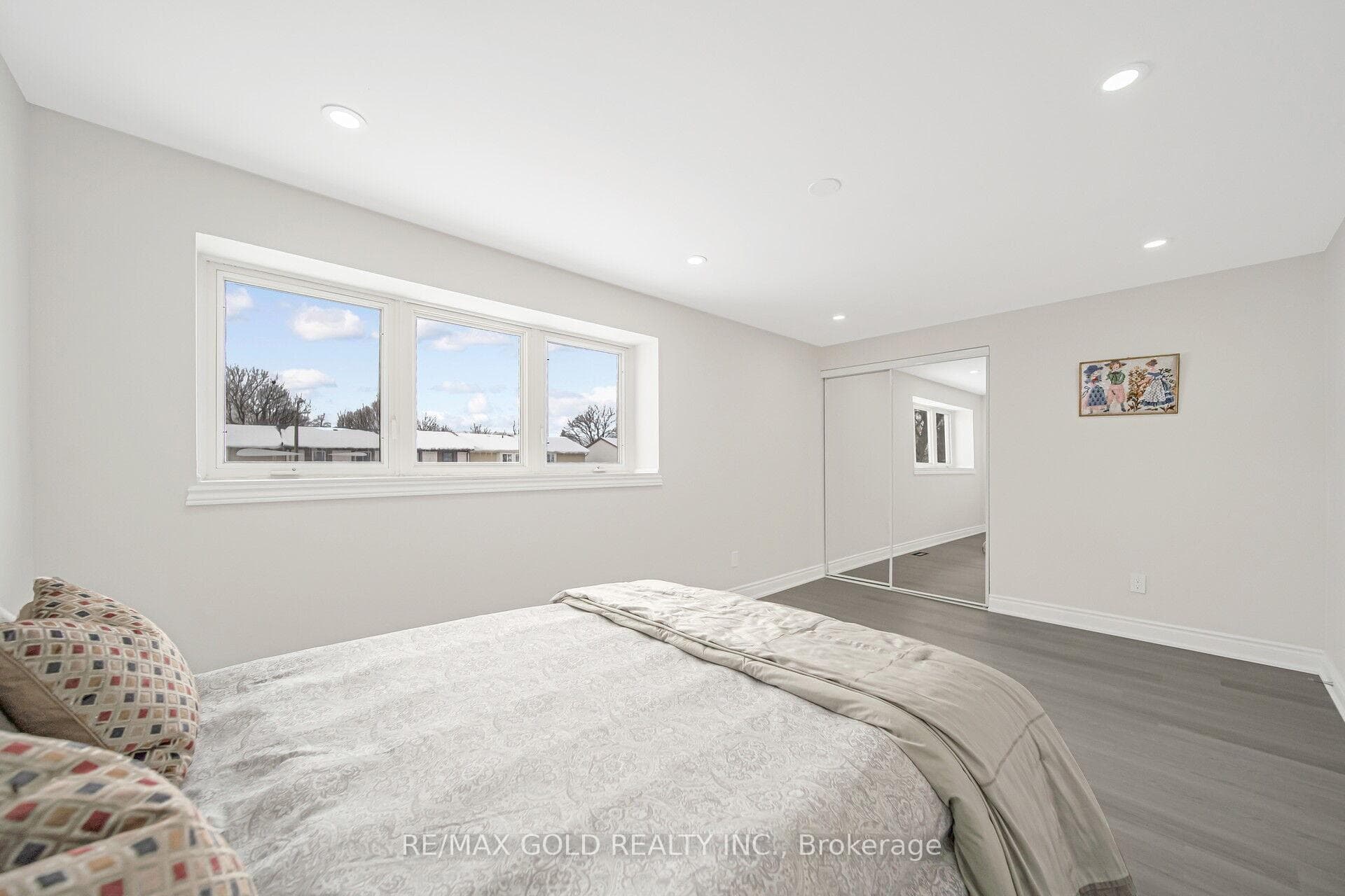 21 Burbank Crescent photo 16