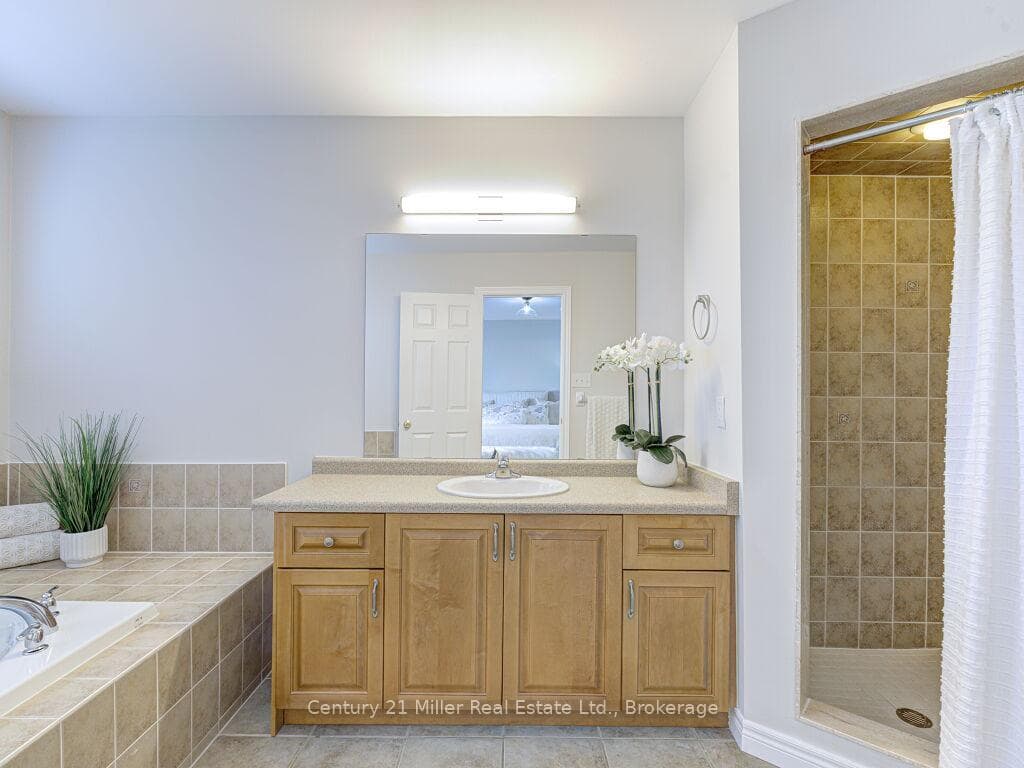 2092 Redstone Crescent photo 32