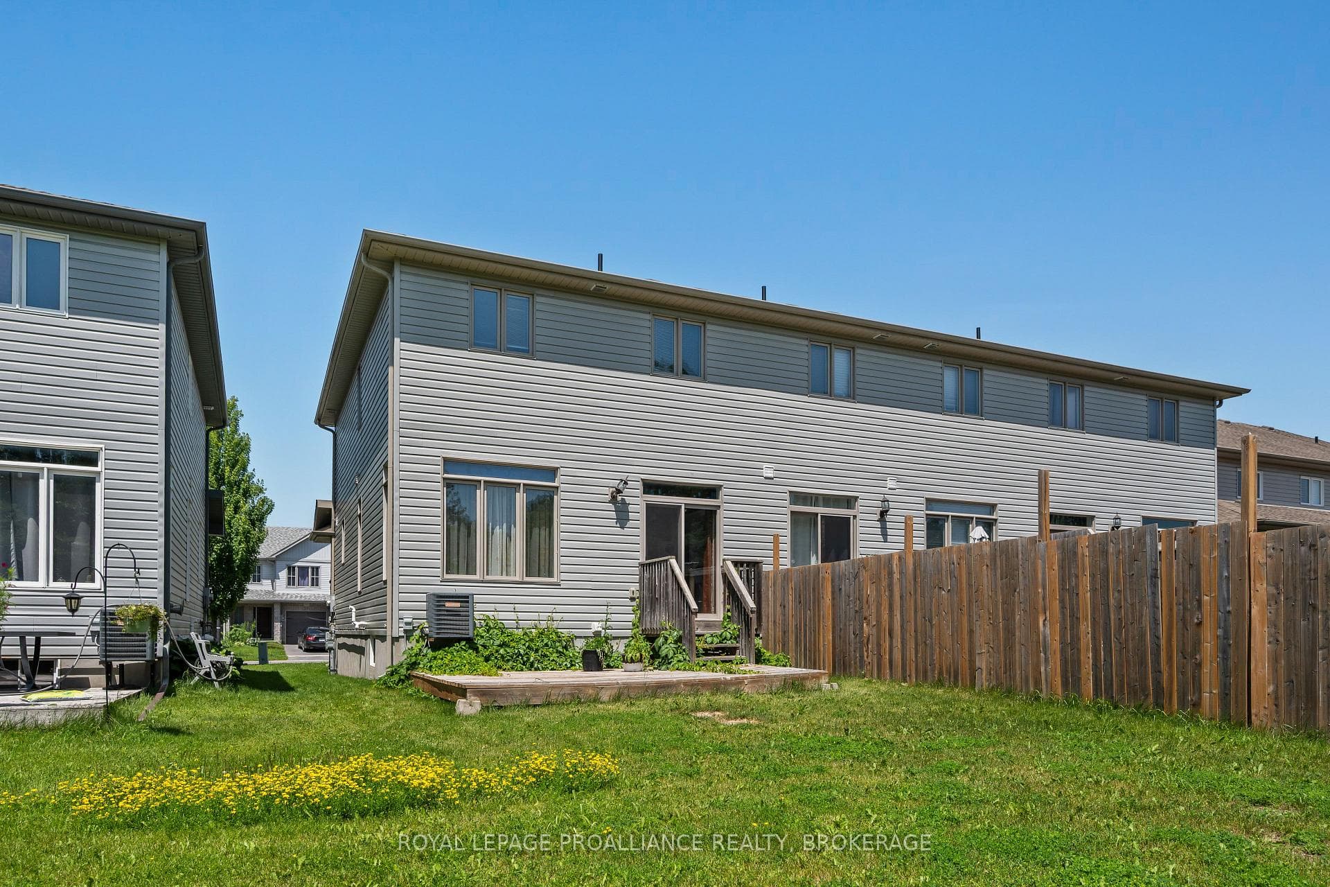 917 Blossom Street photo 3