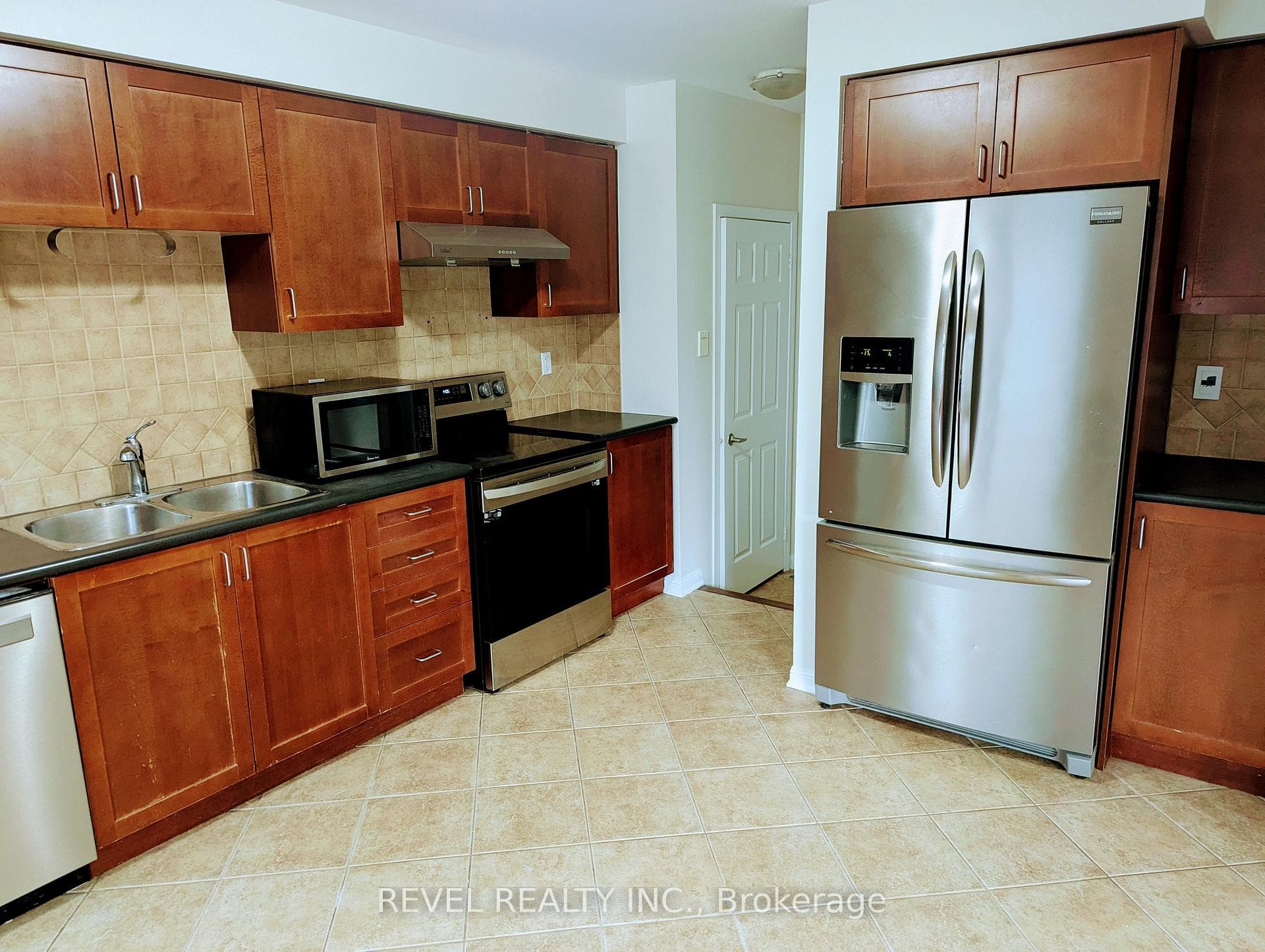 918 Hepburn Road photo 6