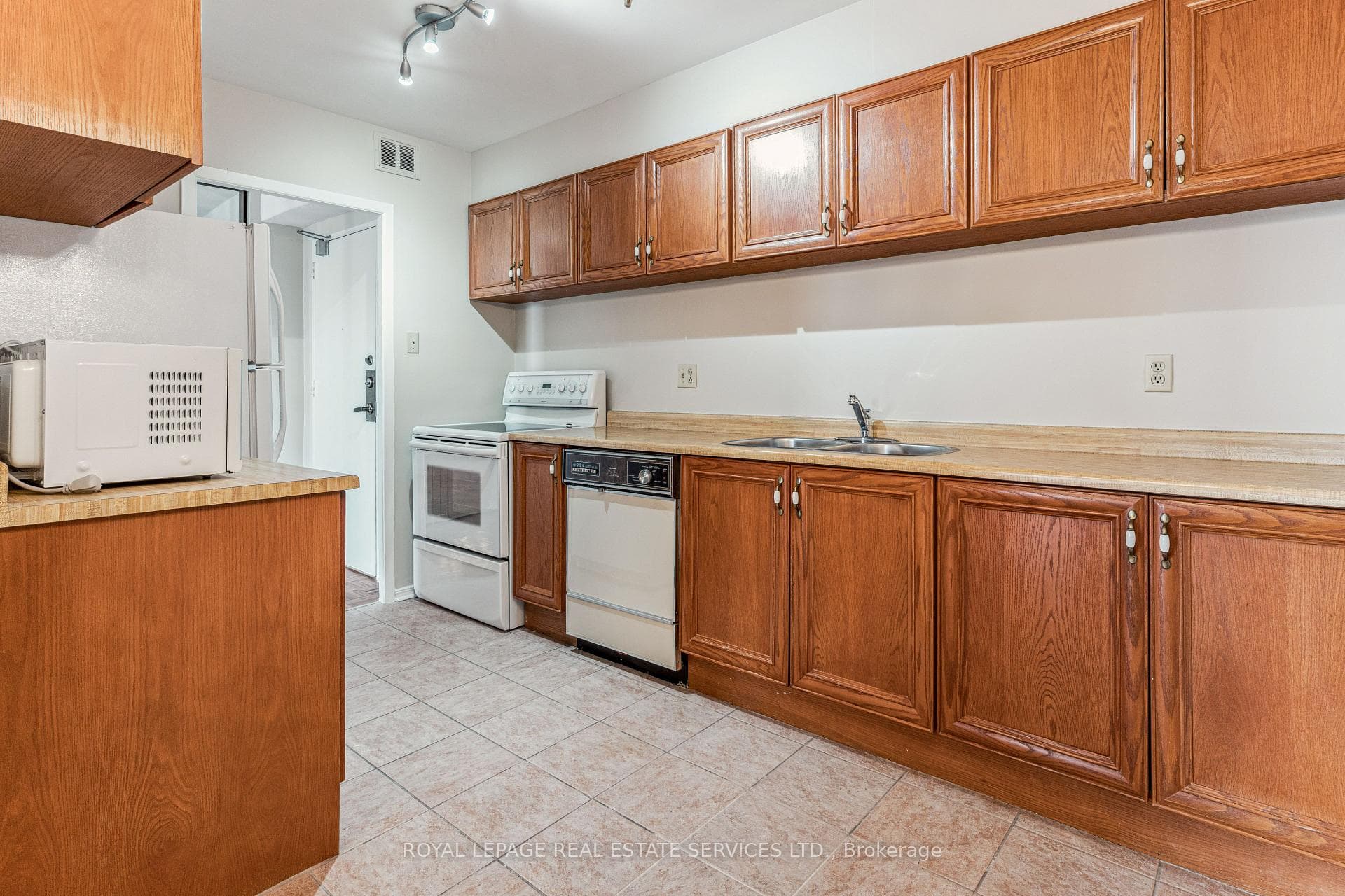 362 The East Mall Street Unit 402 photo 8