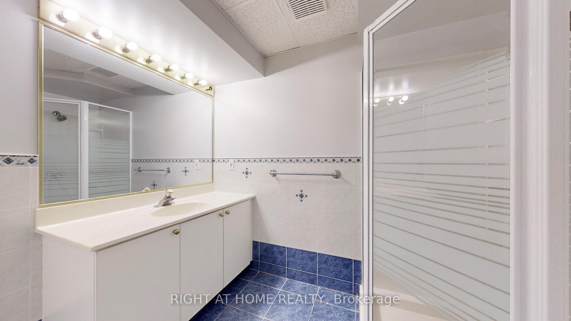 11 Hawker Court photo 37