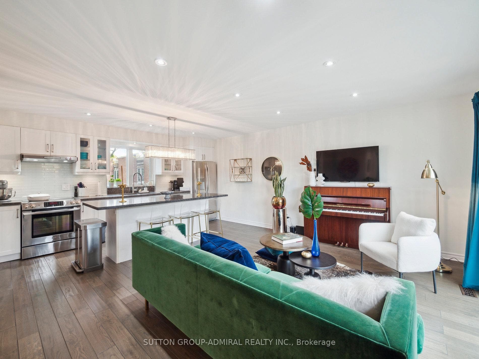 Wide Living Room is great for entertaining.