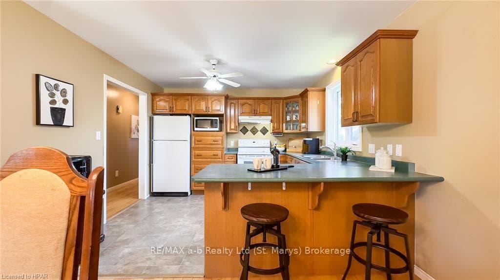 215 WATERLOO Street photo 15