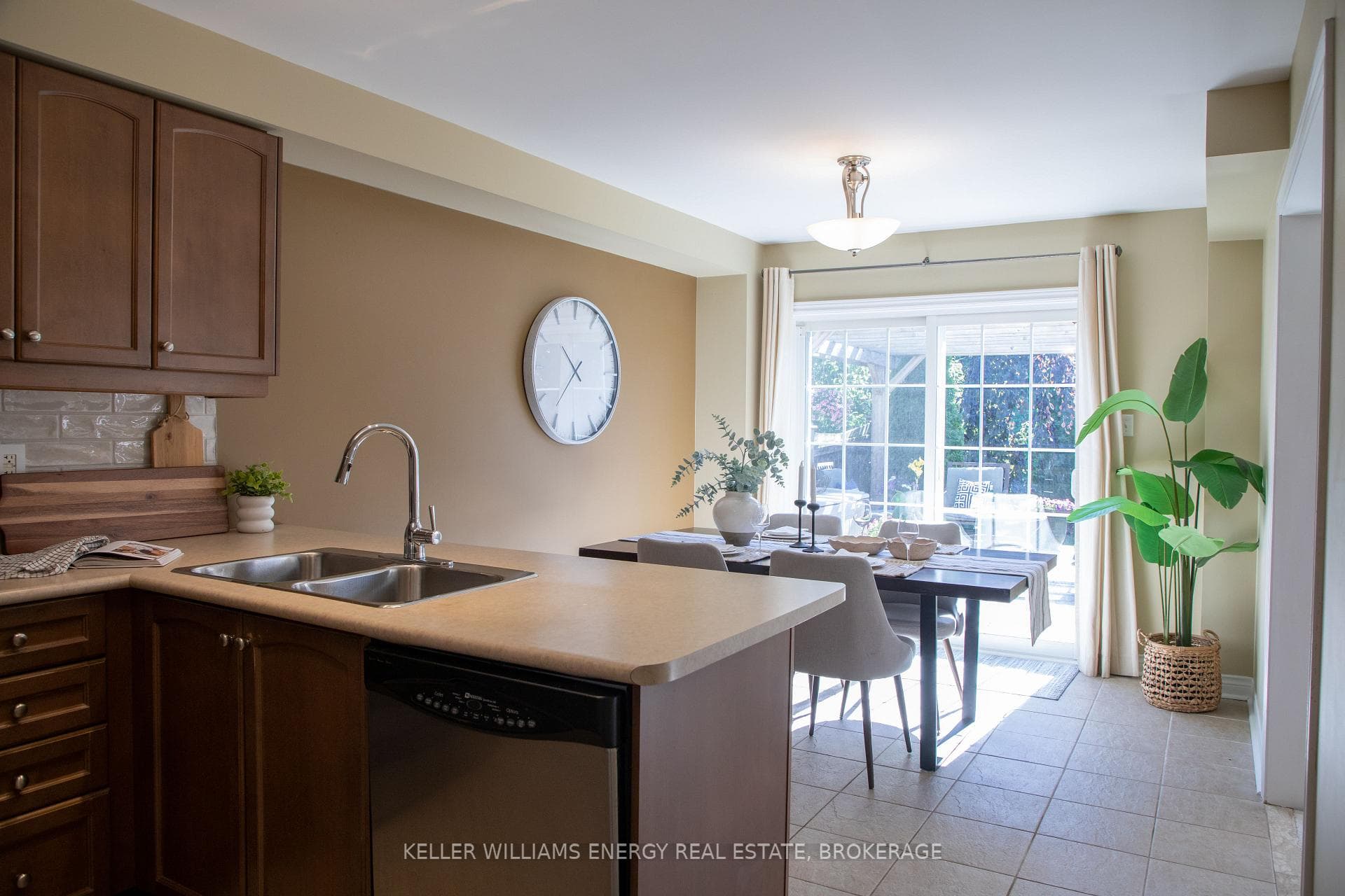 10 Cottage Crescent photo 17