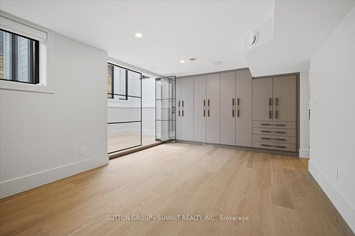 160 Allan Street photo 27