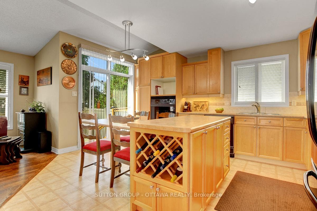 982 Como Crescent photo 13