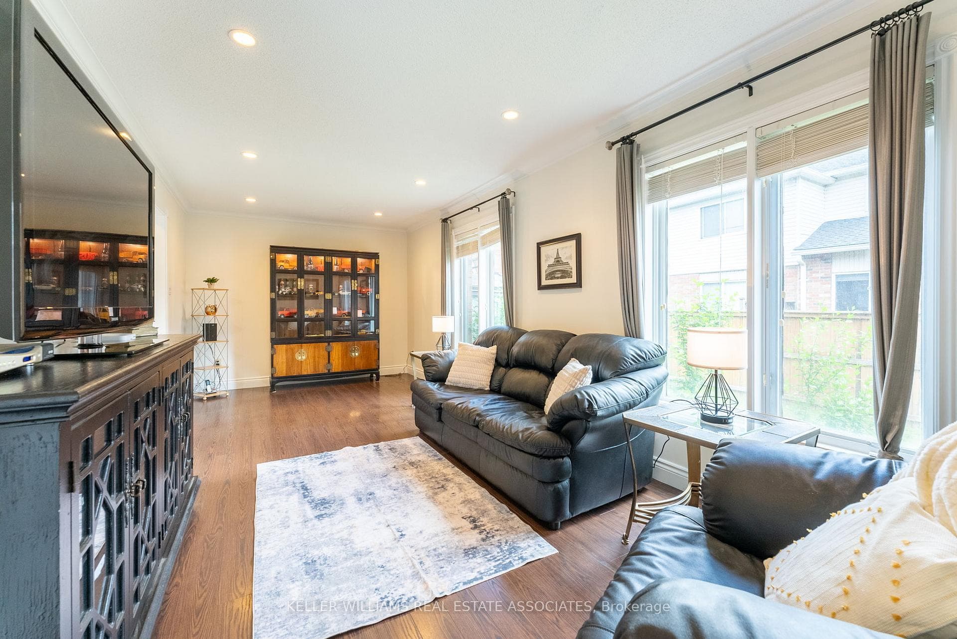 220 Fellowes Crescent photo 10