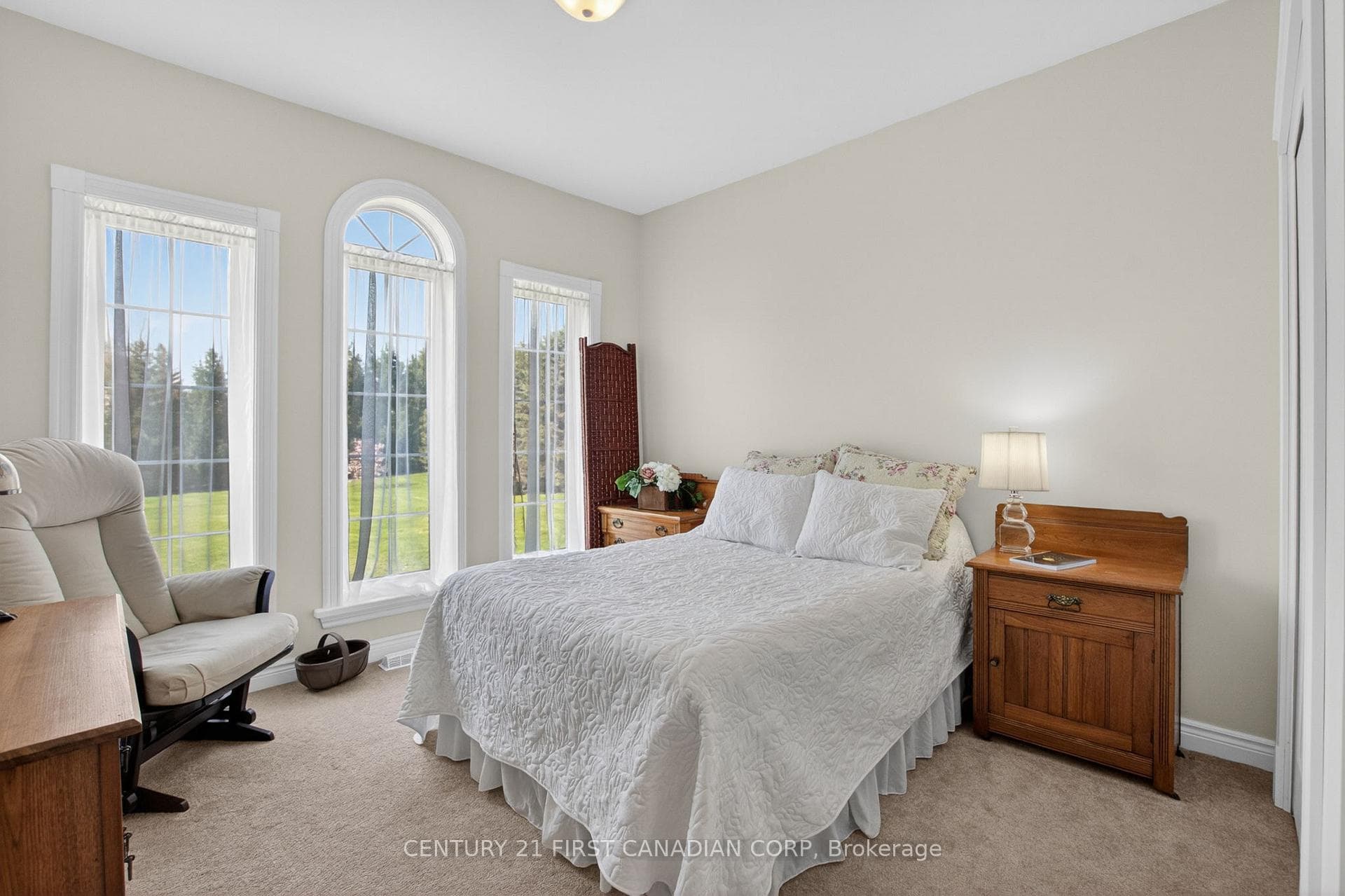 653 Peter Street photo 28