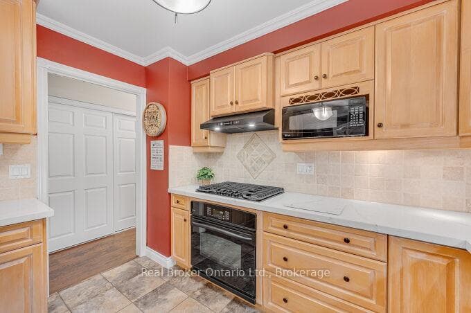 4162 Sutherland Crescent photo 11