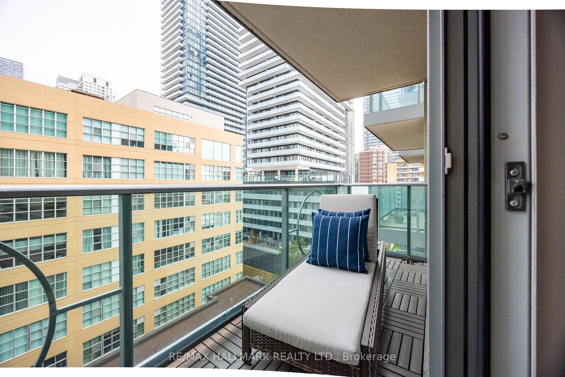 212 Eglinton Avenue Unit 804 photo 27