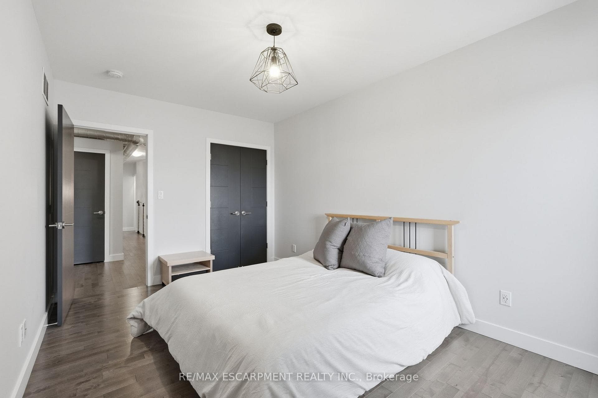 414 JOHN Street photo 31