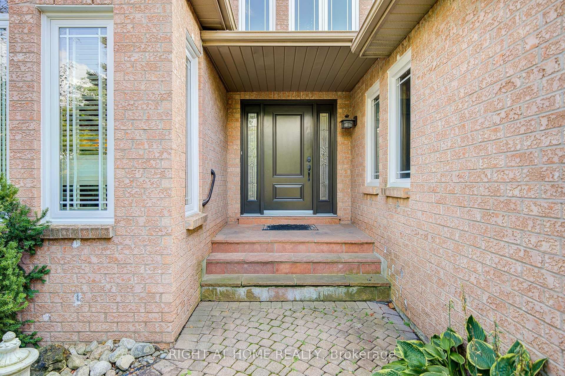 128 Carlyle Crescent photo 3