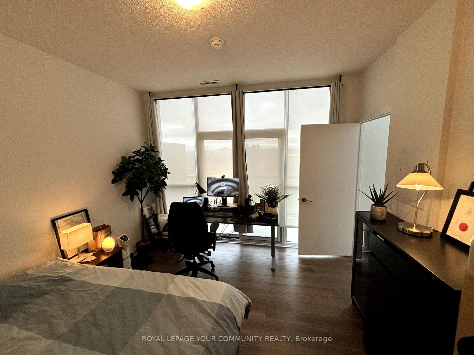 1603 Eglinton Avenue Unit 813 photo 4