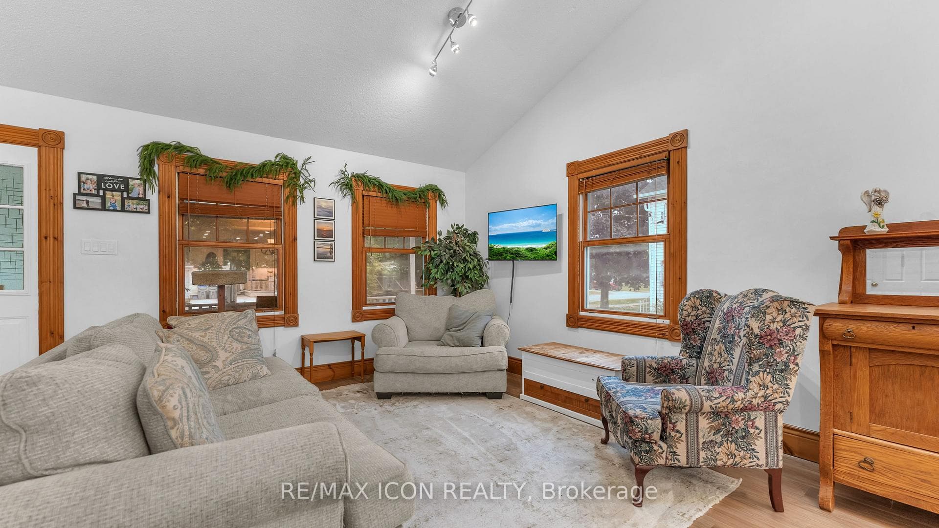 158 Broadway Street photo 9