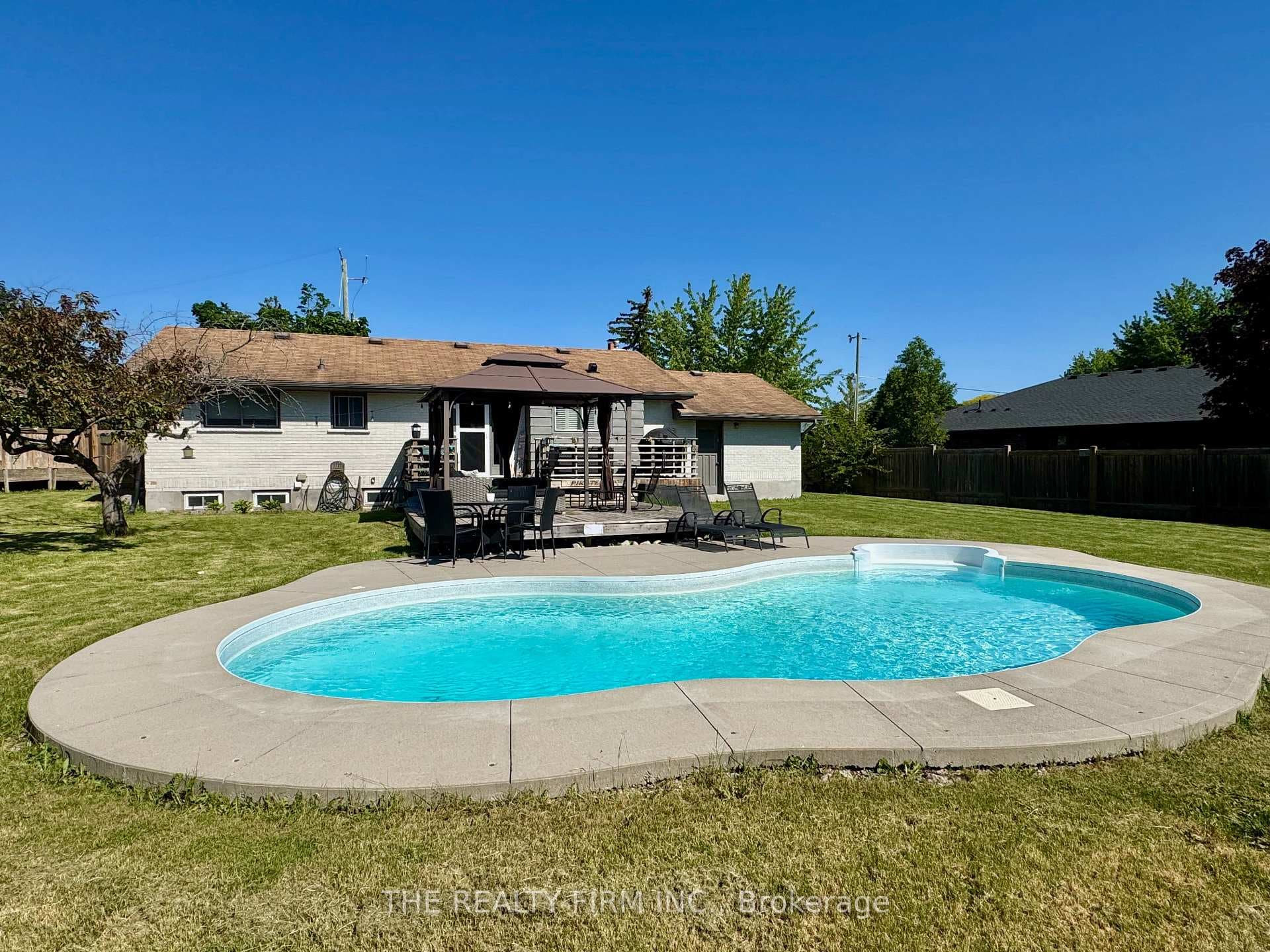 571 Everglade Crescent photo 35