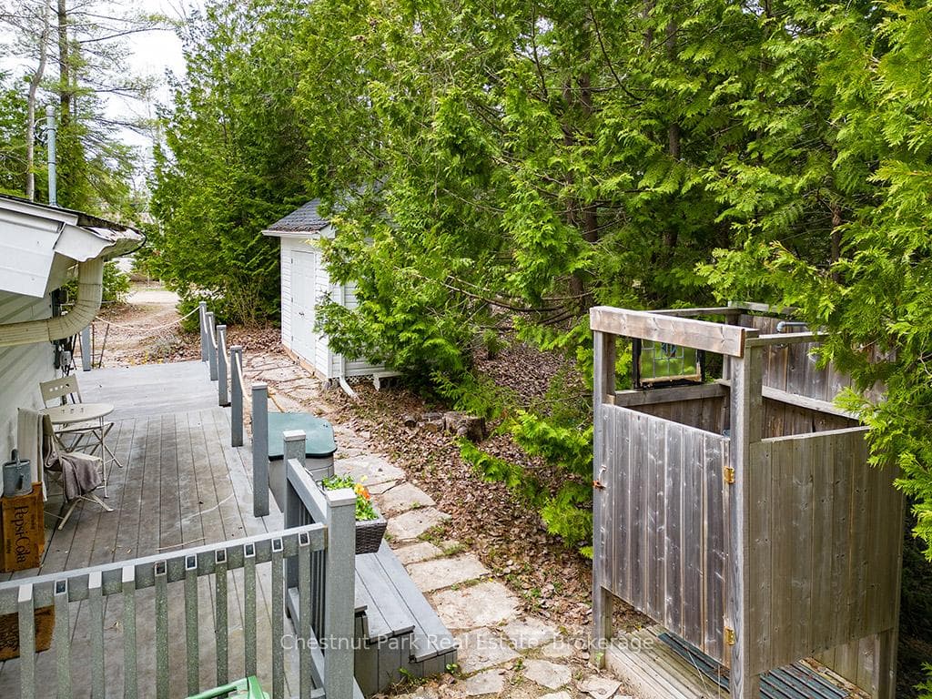 64 Thompson Avenue photo 32